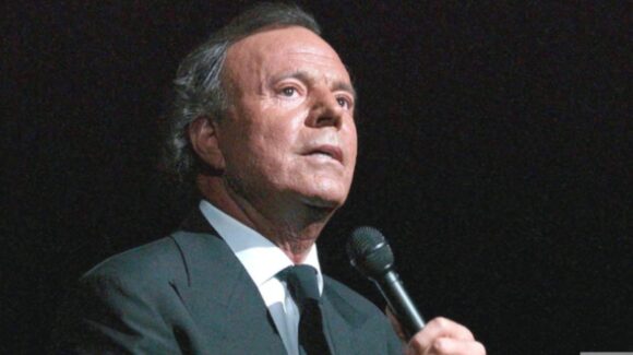 El abogado de Julio Iglesias busca frenar denuncia por acoso que afecta su reputación