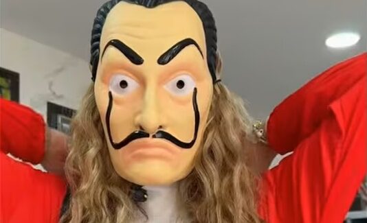 “Vengo a despertar conciencias” Síndica de Morena protesta vistiendo la mascara de Salvador Dalí