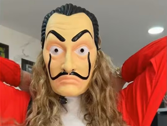 Leylany Richard aparece vestida con máscara de Dalí