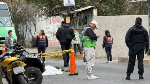 ¡Fatal accidente en CDMX! Mujer es atropellada por dos unidades de transporte público en Xochimilco