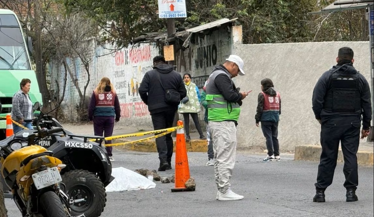 Mujer muere atropellada por dos unidades de transporte público en CDMX