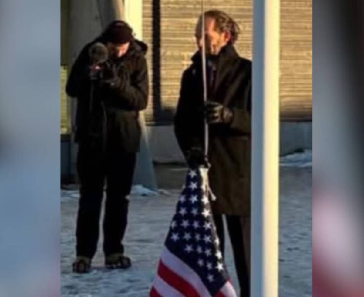 Multan a cómico alemán en Groenlandia por izar bandera de EE.UU