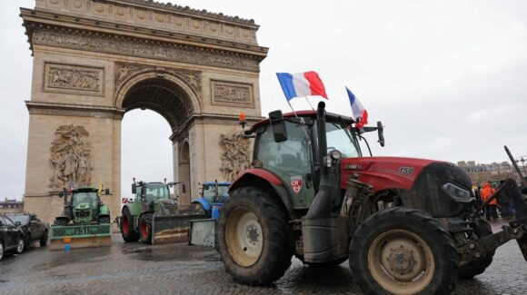 ¡Ni Francia se salva! Agricultores franceses llevan su protesta a las calles en rechazo a acuerdo internacional