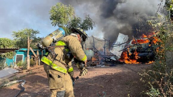 Sofocan dos incendios simultáneos en viviendas y vehículo en Mazatlán, Sinaloa este viernes 2 de enero; saldo solo material
