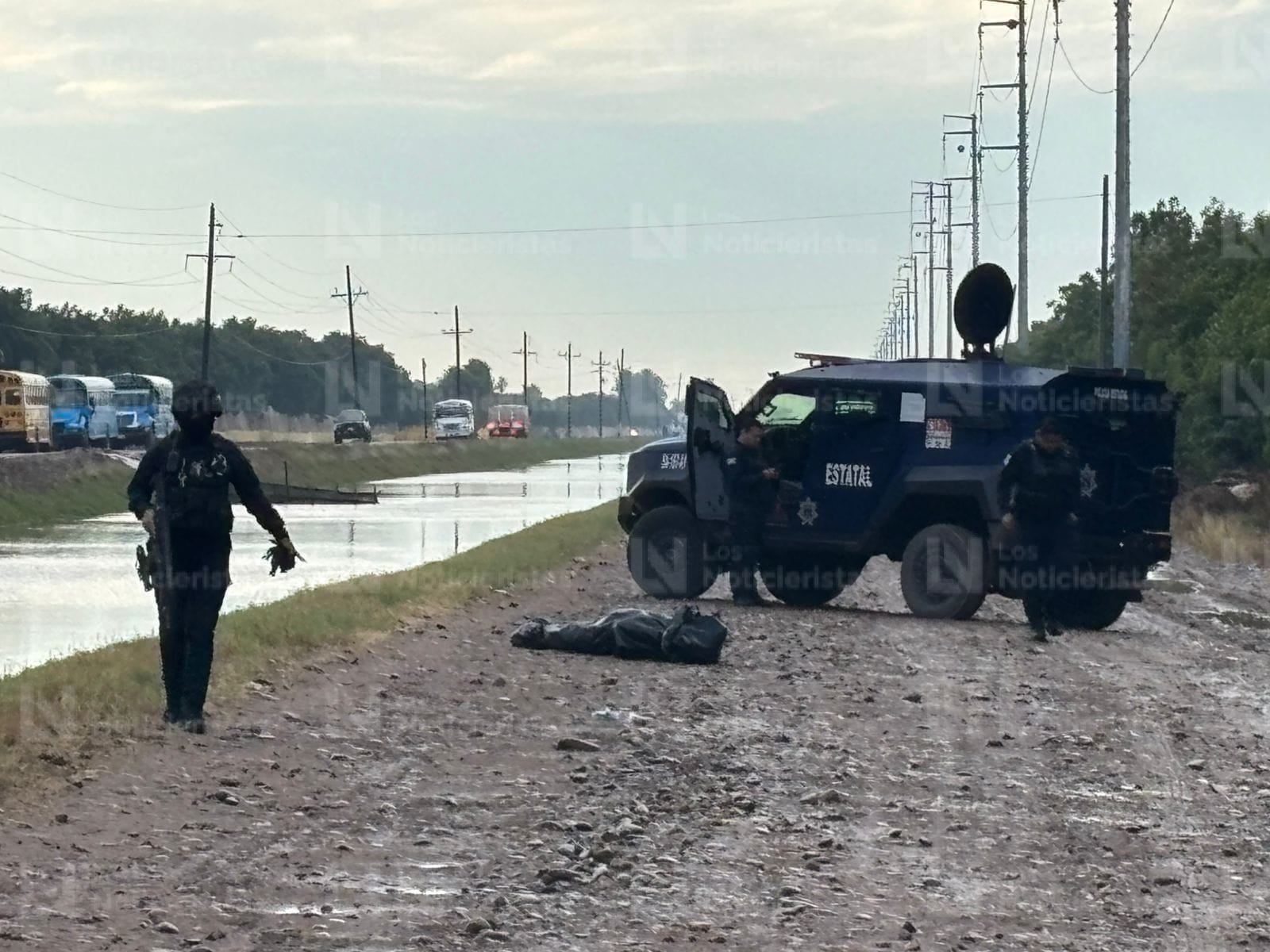 a las orillas de un canal amaneció un 'embolsado' en navolato