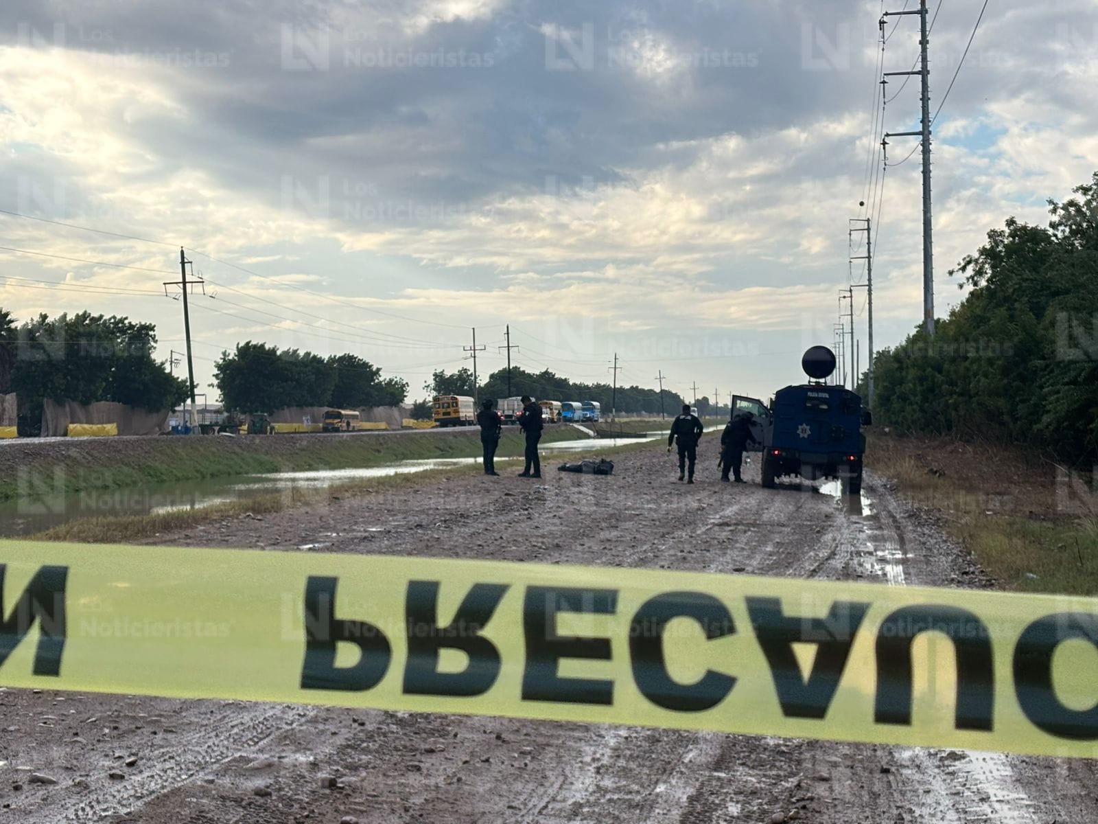 a las orillas de un canal amaneció un 'embolsado' en navolato