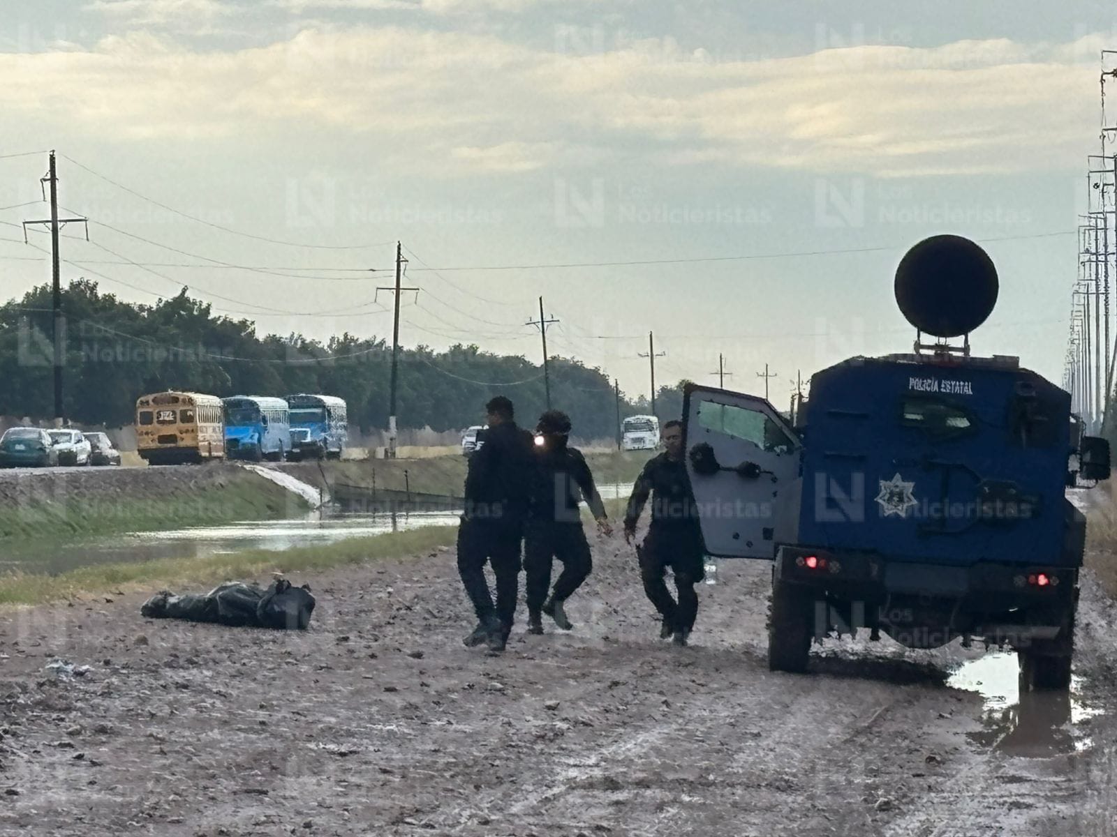 a las orillas de un canal amaneció un 'embolsado' en navolato