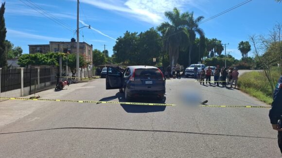 Abuelito a bordo de una moto pierde la vida tras ser arrollado en San Lorenzo Viejo, Ahome, Sinaloa