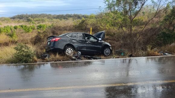 Fatal choque en el km 231 de la carretera Rosario–Mazatlán deja una mujer sin vida y un prensado