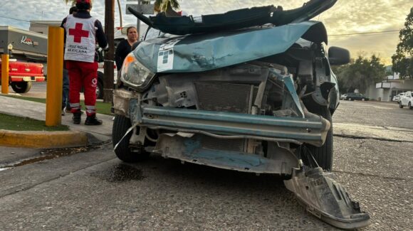 Dos lesionados deja accidente entre una camioneta y un taxi en el sector centro de Los Mochis, Sinaloa