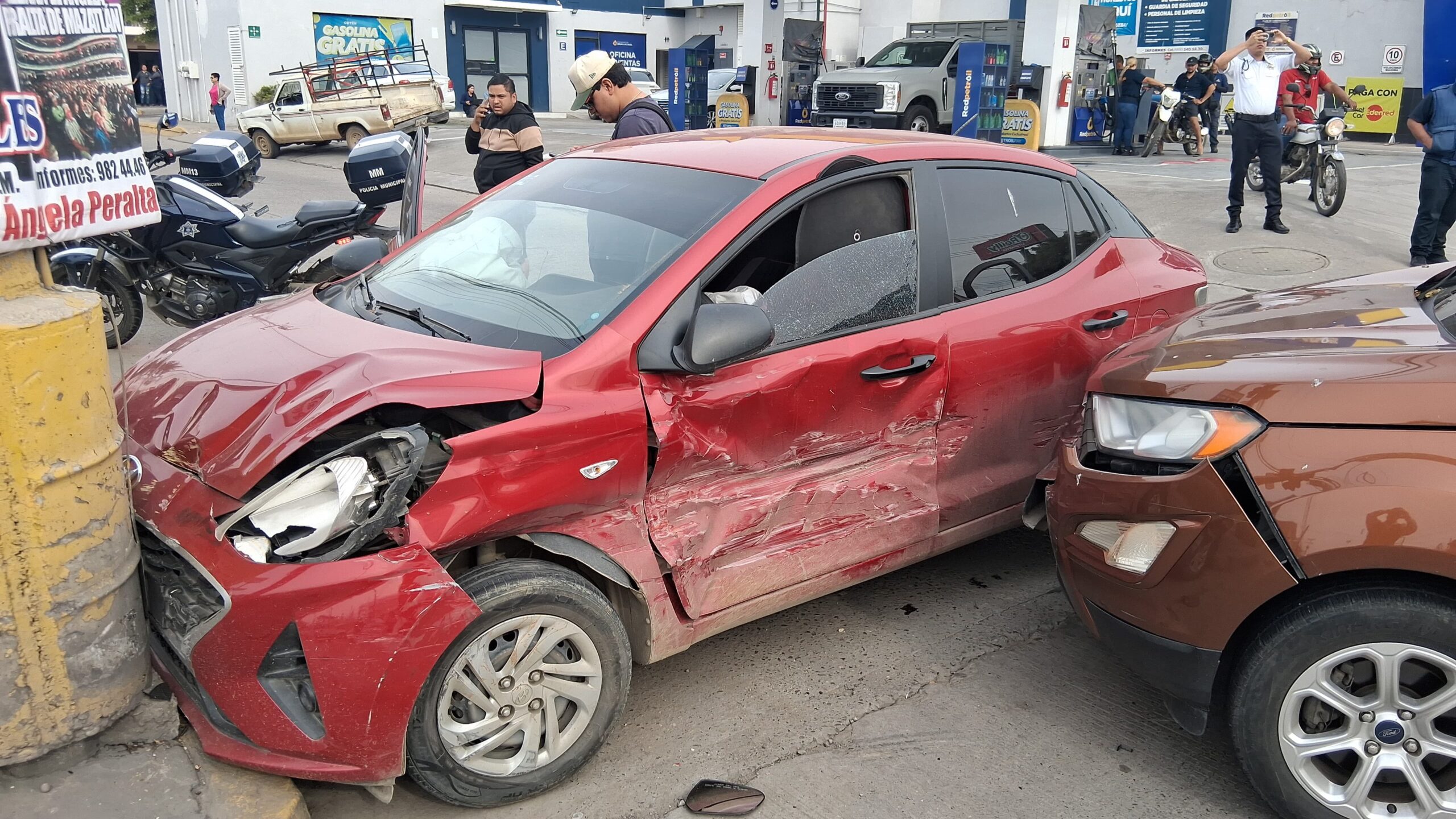 Choque entre un automóvil Ford EcoSport y un Hyundai de color rojo