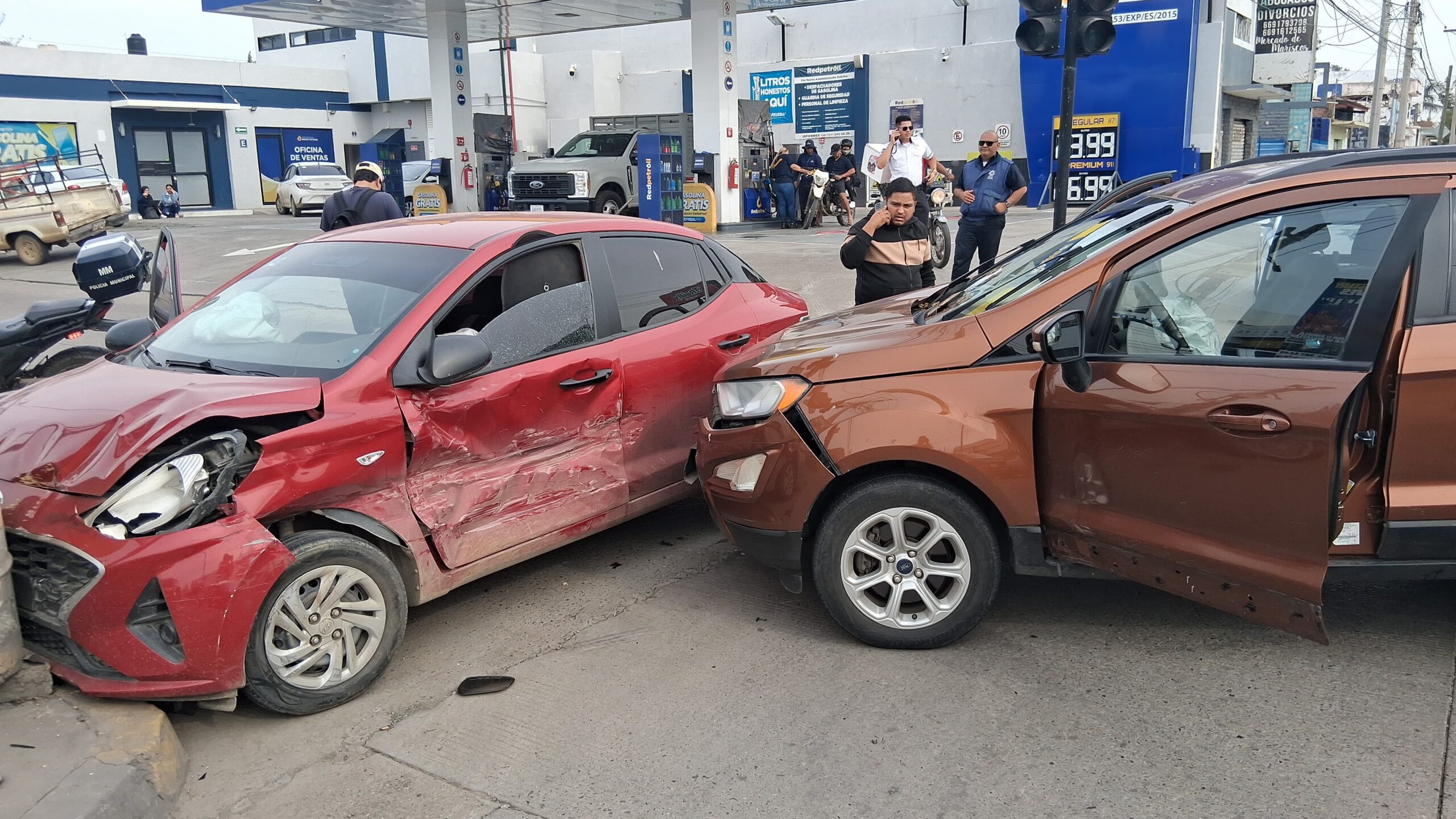 Choque entre un automóvil Ford EcoSport y un Hyundai de color rojo