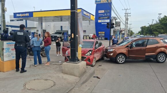 Choque vehicular en la avenida Gabriel Leyva deja solo daños materiales en Mazatlán, Sinaloa