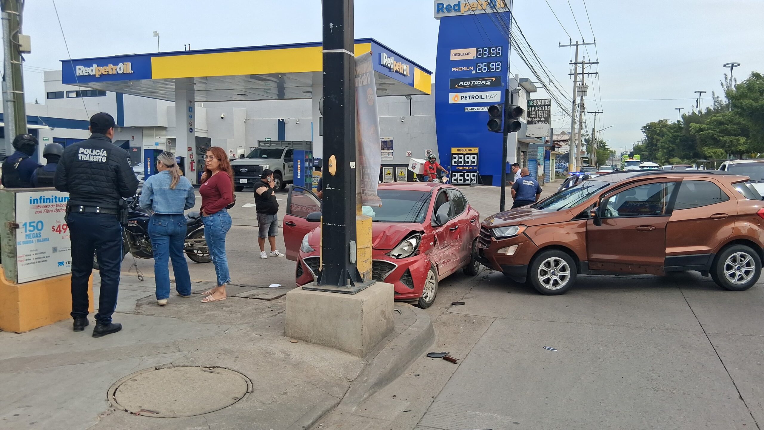 Choque entre un automóvil Ford EcoSport y un Hyundai de color rojo