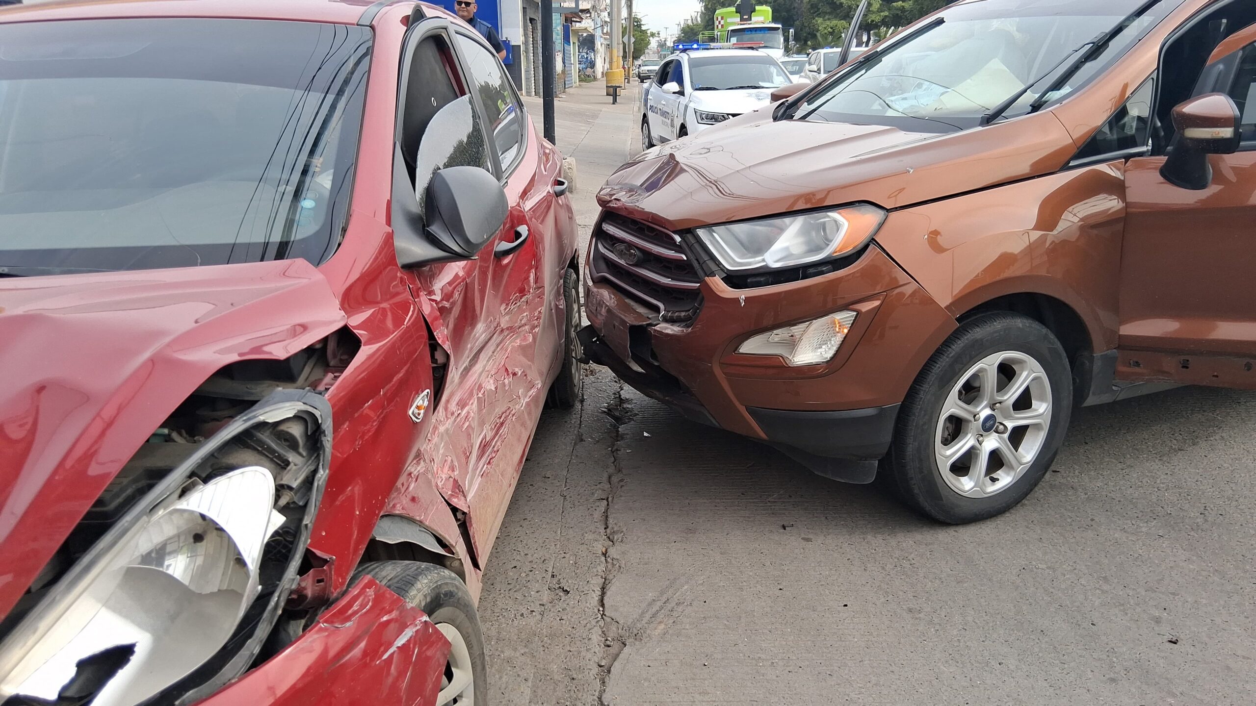 Choque entre un automóvil Ford EcoSport y un Hyundai de color rojo