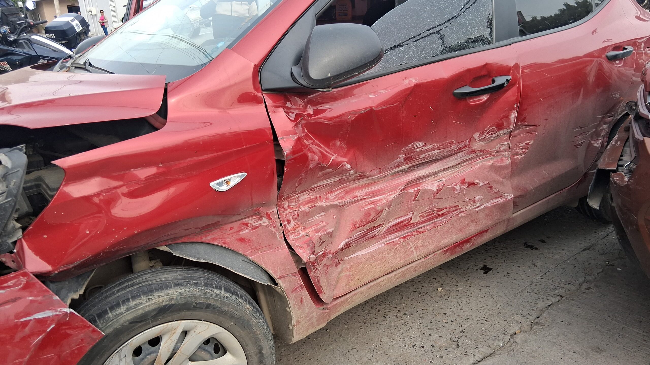 Choque entre un automóvil Ford EcoSport y un Hyundai de color rojo