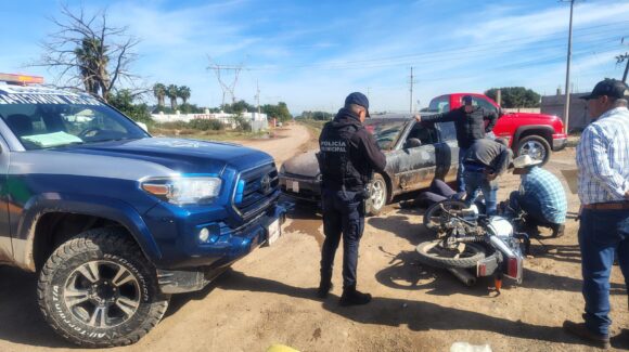 Dos lesionados tras choque entre automóvil y motocicleta en la colonia Miramar de Guasave, Sinaloa