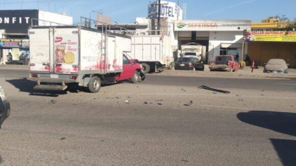 Choque vehicular provoca daños materiales en el bulevar de Villa Unión, Sinaloa