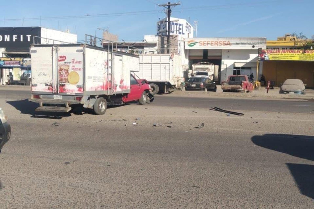 Choque vehicular provoca daños materiales en el bulevar de Villa Unión