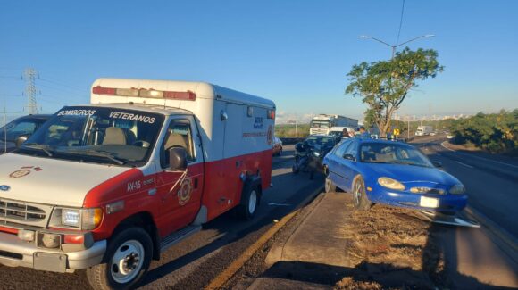 Múltiples vehículos protagonizan carambola por alcance, en Termoeléctrica de Mazatlán, Sinaloa