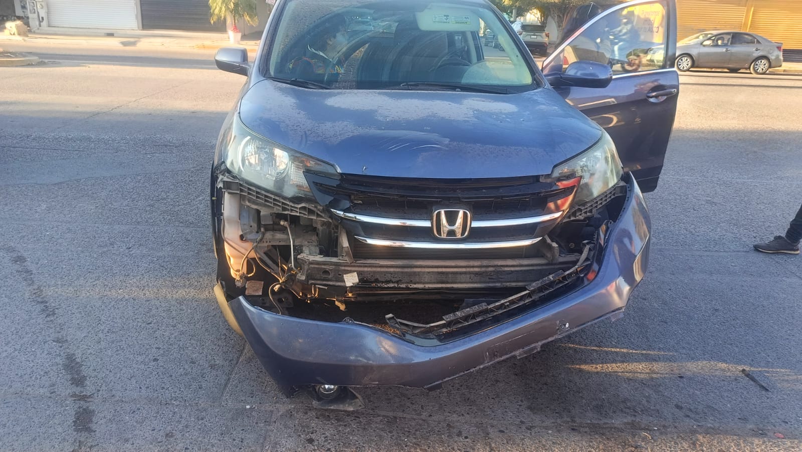 vagoneta Honda CRV de color azul que arrolló a motociclista