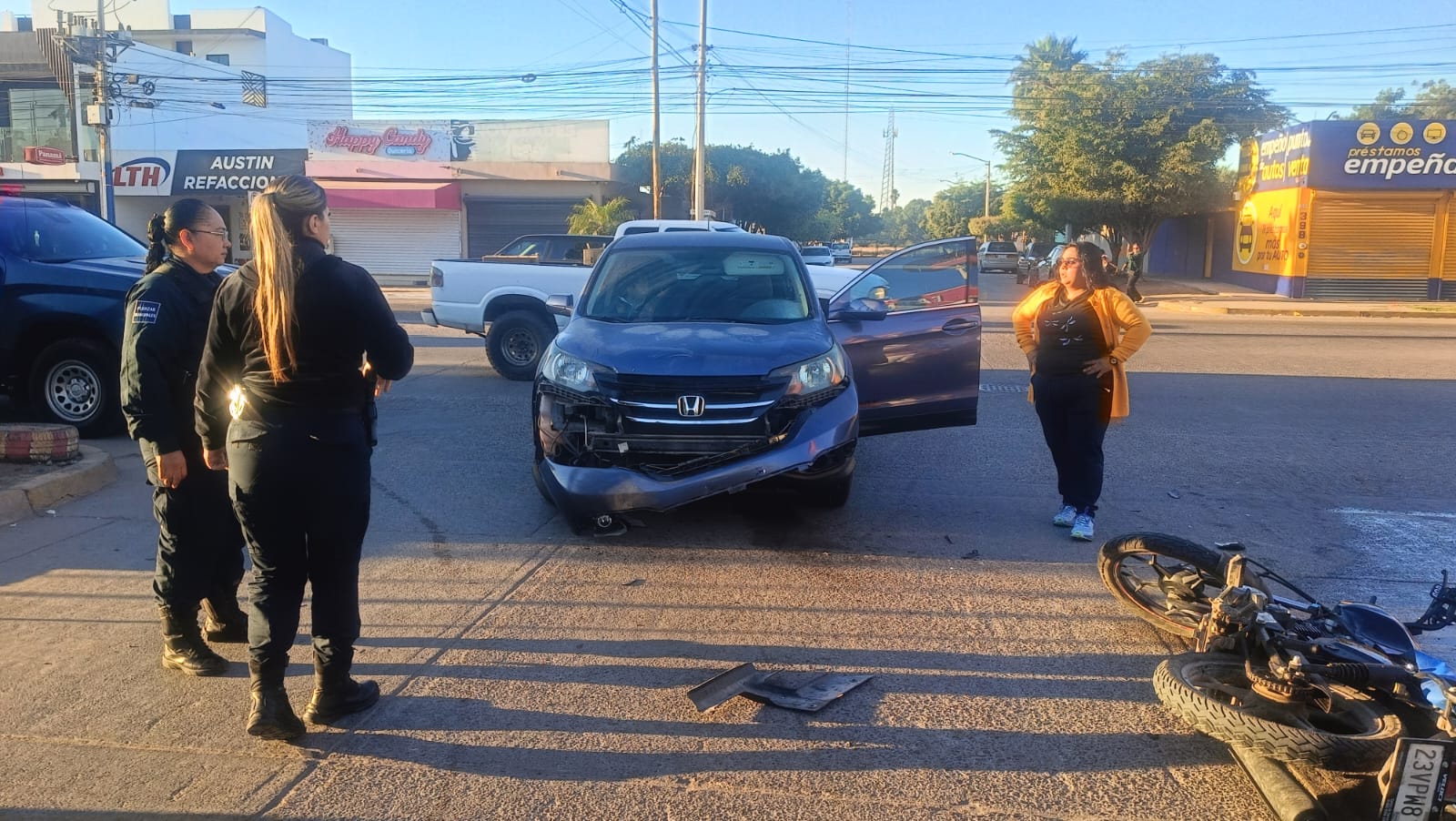 vagoneta Honda CRV de color azul que arrolló a motociclista