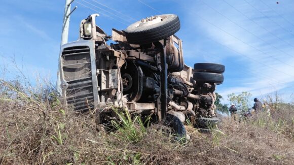 Camión de volteo cargado de grava vuelca en la carretera Escuinapa–Teacapán; conductor resulta lesionado