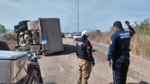 Camión de volteo cargado de grava vuelca en la carretera Escuinapa–Teacapán
