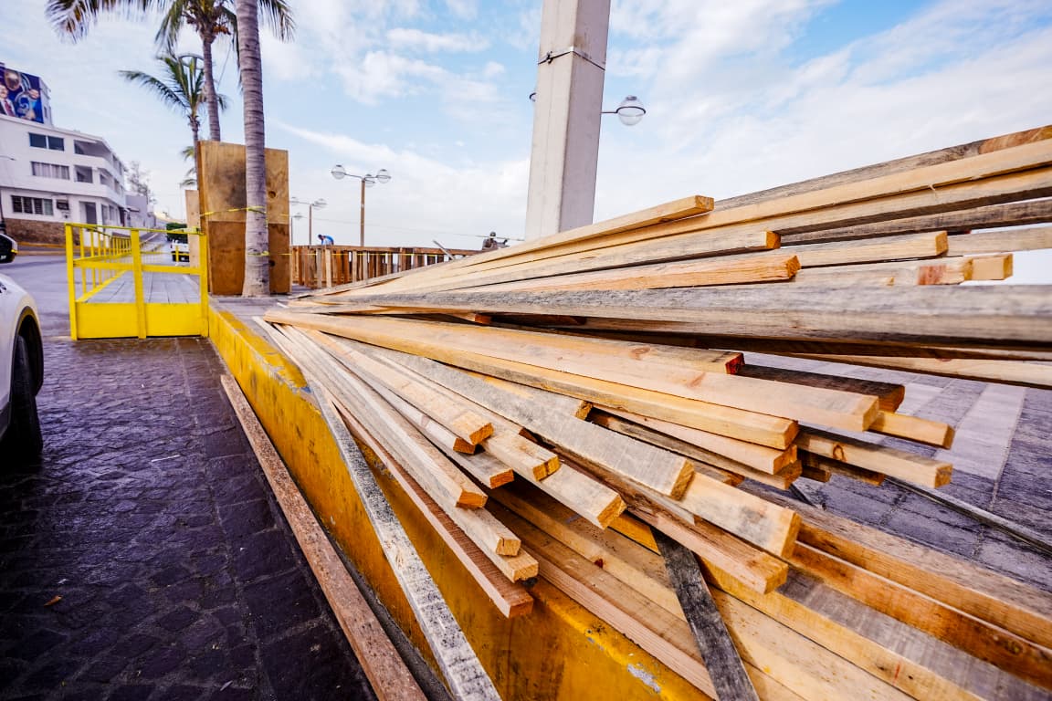avanza en la instalación de baños públicos gratuitos y pendones en la zona carnavalera de Mazatlán
