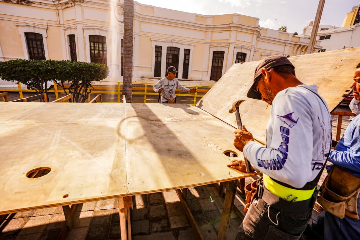 avanza en la instalación de baños públicos gratuitos y pendones en la zona carnavalera de Mazatlán