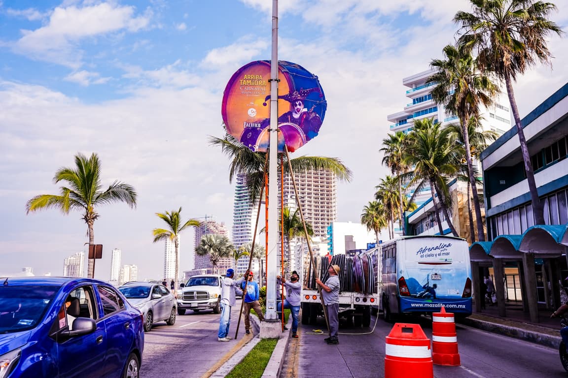 avanza en la instalación de baños públicos gratuitos y pendones en la zona carnavalera de Mazatlán