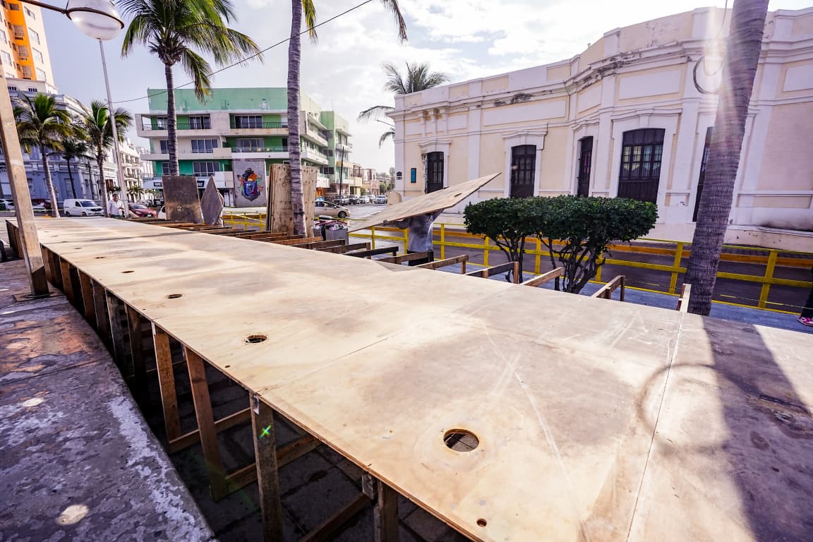 avanza en la instalación de baños públicos gratuitos y pendones en la zona carnavalera de Mazatlán
