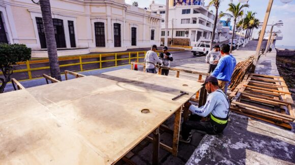 Aceleran trabajos de instalación en la zona carnavalera rumbo al Carnaval Internacional de Mazatlán, Sinaloa 2026