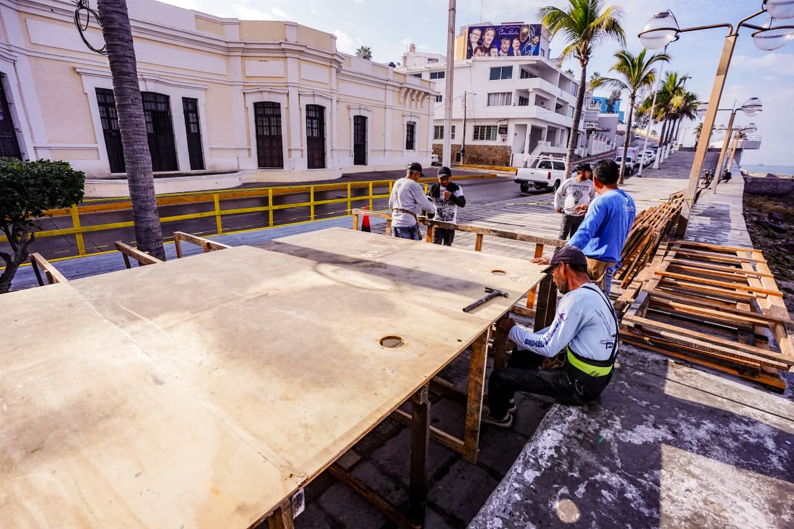 avanza en la instalación de baños públicos gratuitos y pendones en la zona carnavalera de Mazatlán