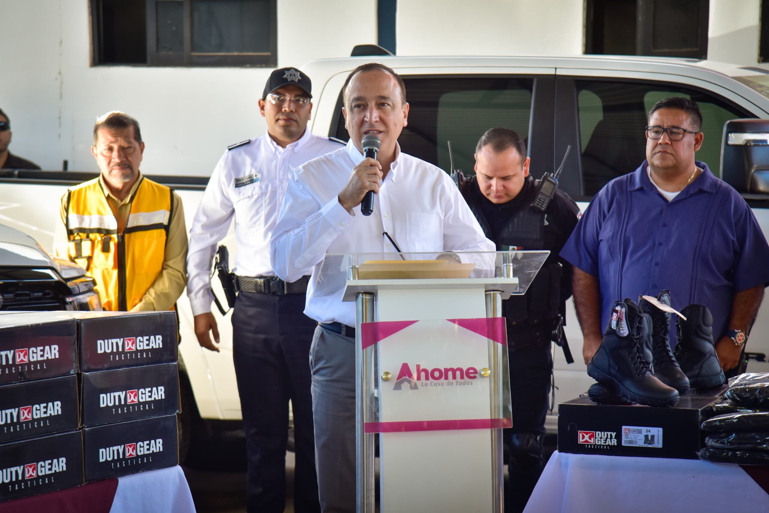 Suman 34 nuevos elementos, además de seis patrullas y entregan nuevos uniformes a policías de Ahome
