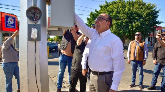 Ya está funcionando semáforo en conflictivo crucero de Pedro Anaya y Leyva en Los Mochis; alcalde dio luz verde