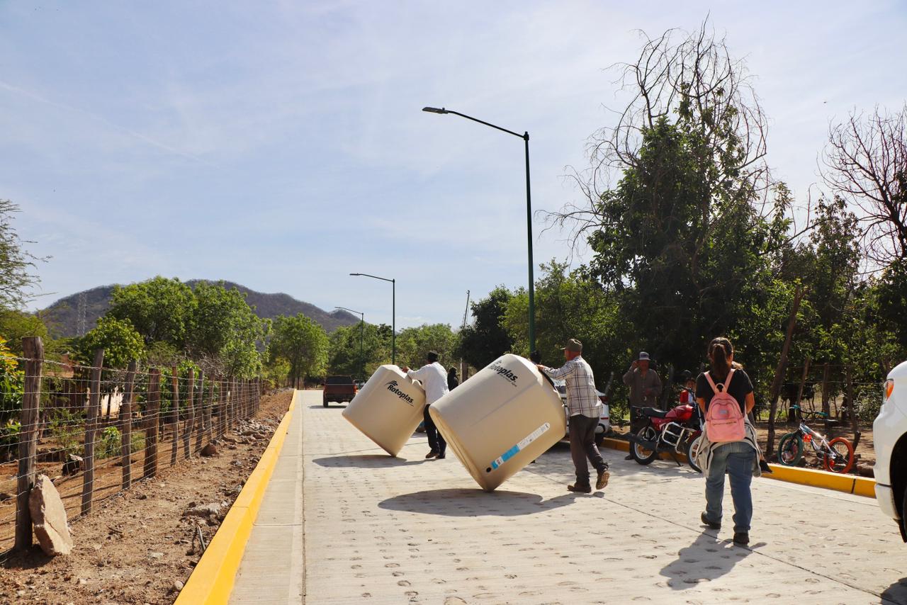 Alcalde de Badiraguato lleva obras y apoyos al Varejonal