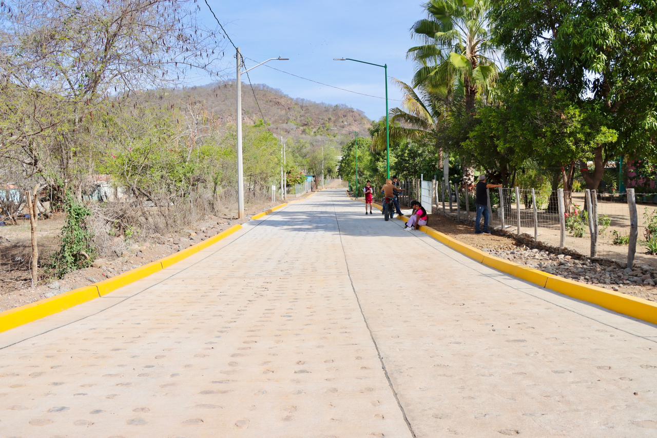 Alcalde de Badiraguato lleva obras y apoyos al Varejonal