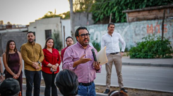 Entrega Juan de Dios Gámez pavimentación de la calle de acceso al panteón 21 de Marzo en Culiacán, Sinaloa