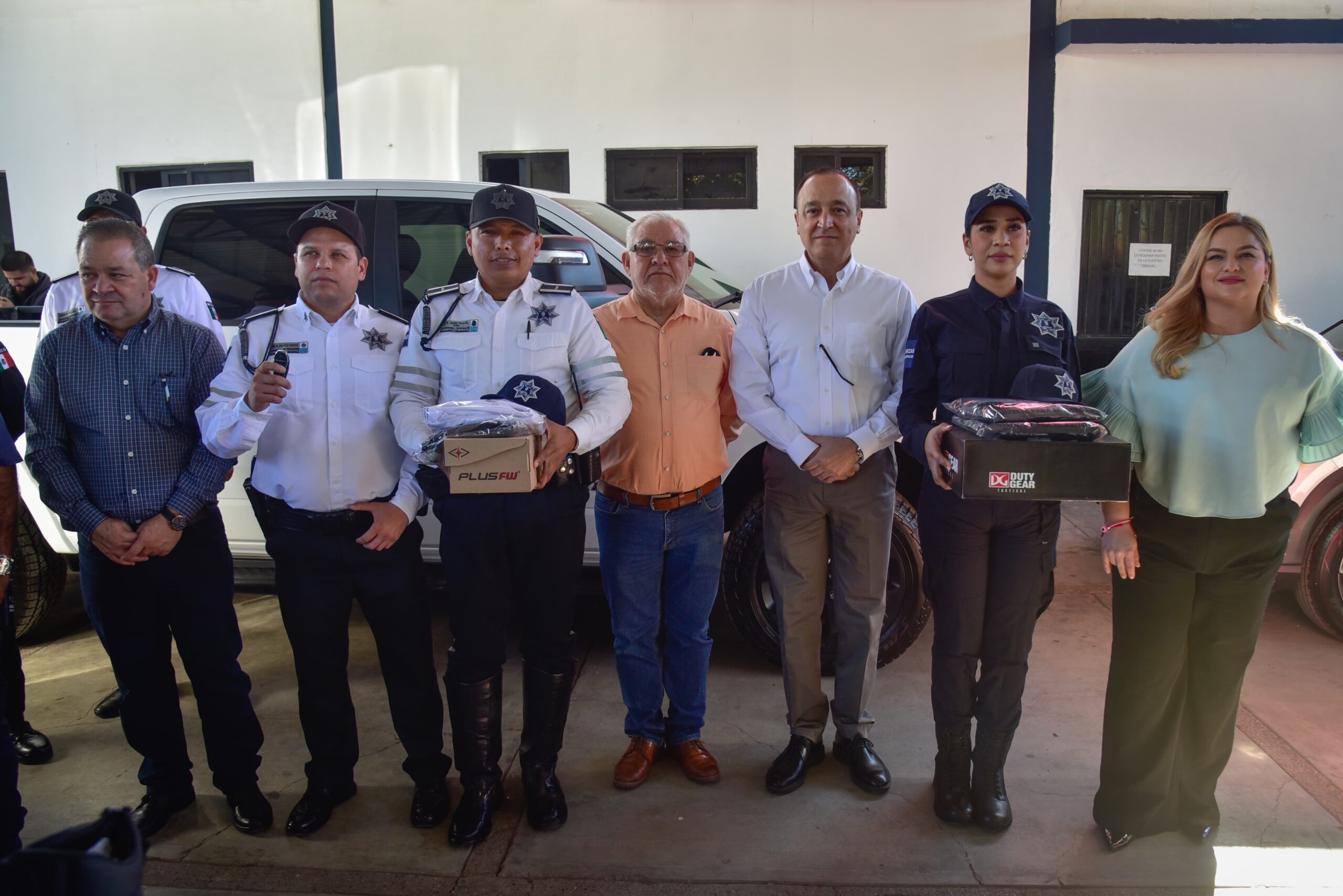 Suman 34 nuevos elementos, además de seis patrullas y entregan nuevos uniformes a policías de Ahome
