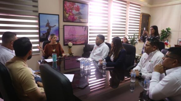 Recibe Estrella Palacios a la CFE para avanzar en electrificación del Pino Suárez en Mazatlán, Sinaloa