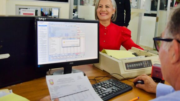 Lupita López cumple con el predial y llama a fortalecer los servicios públicos mediante la contribución ciudadana