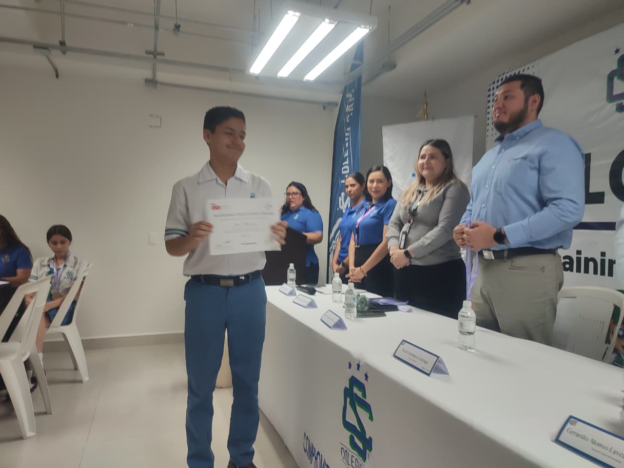 Alumnos del Colegio SAM reciben reconocimiento de TOEFL
