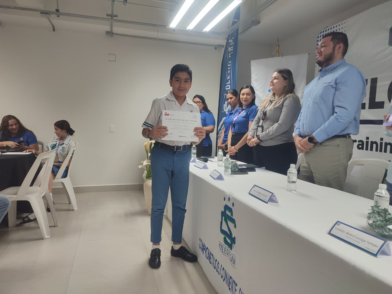 Alumnos del Colegio SAM reciben reconocimiento de TOEFL