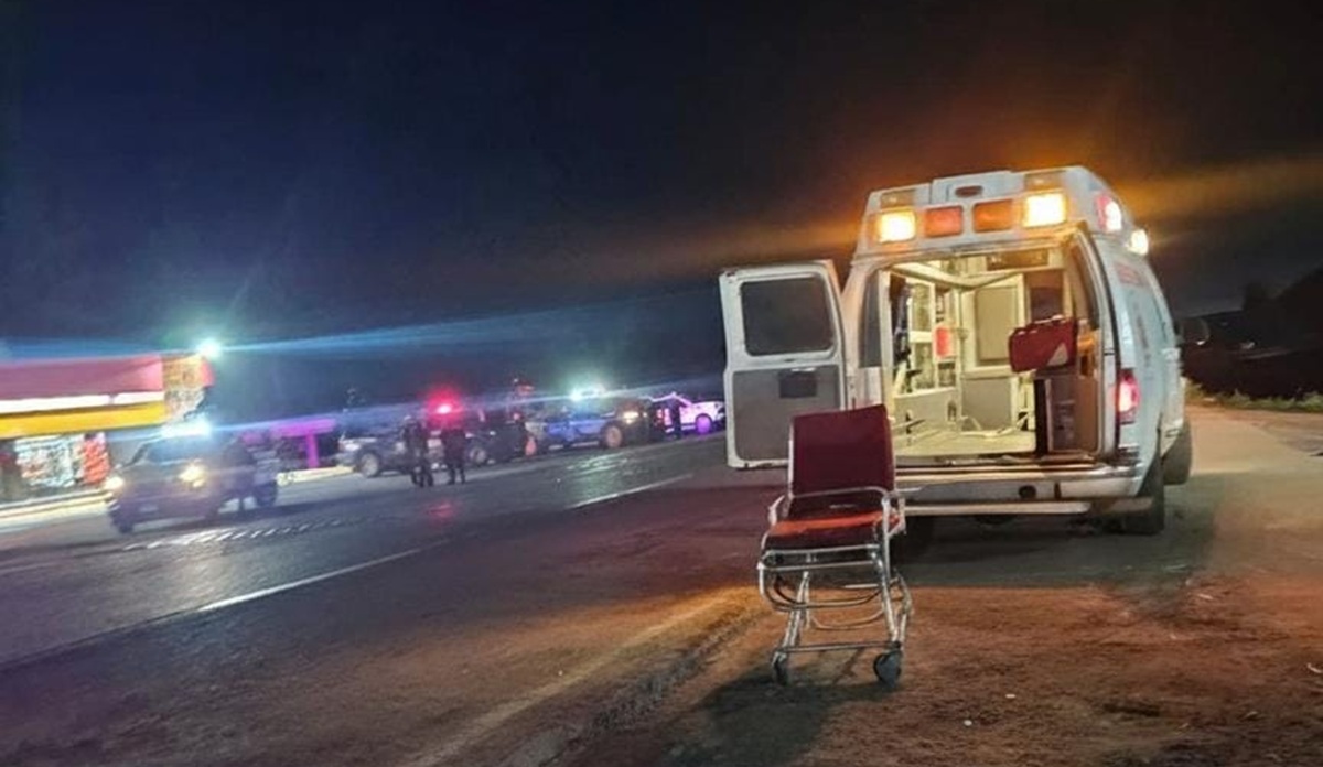 Ambulancia de Bomberos de Mazatlán de noche