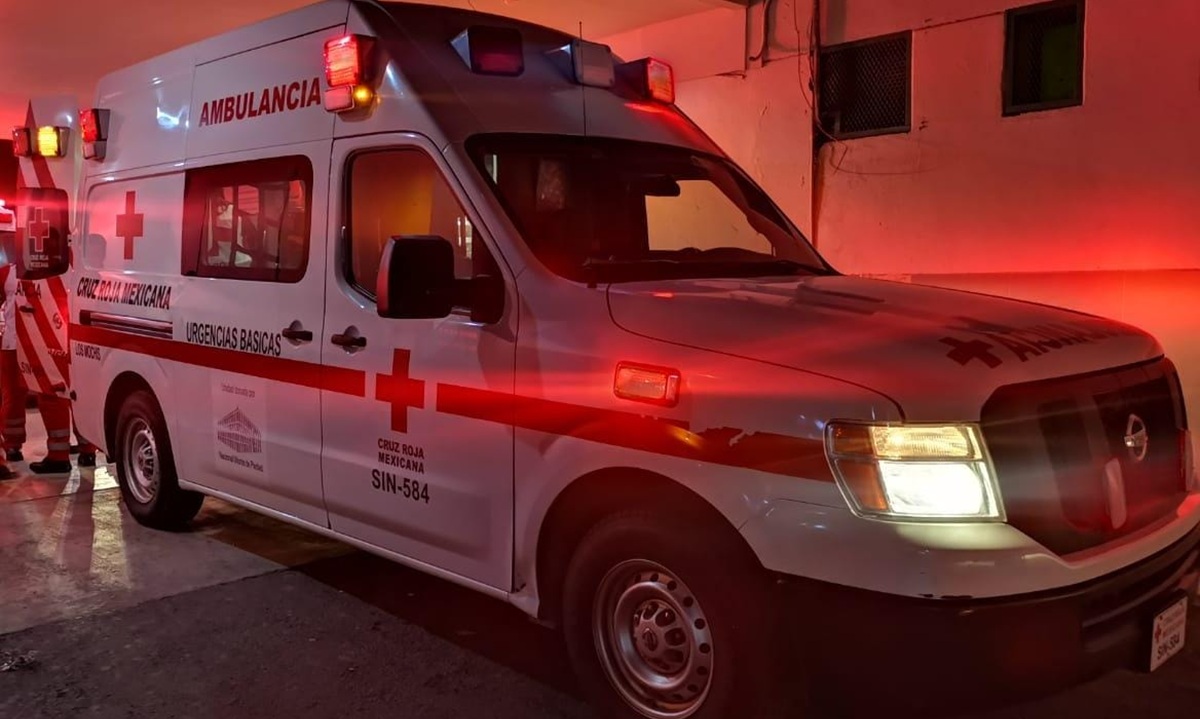 Ambulancia de Cruz Roja de noche en Los Mochis