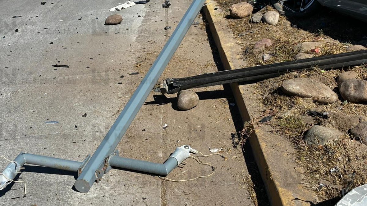 aparatoso accidente entre dos vehiculos en los mochis luminaria