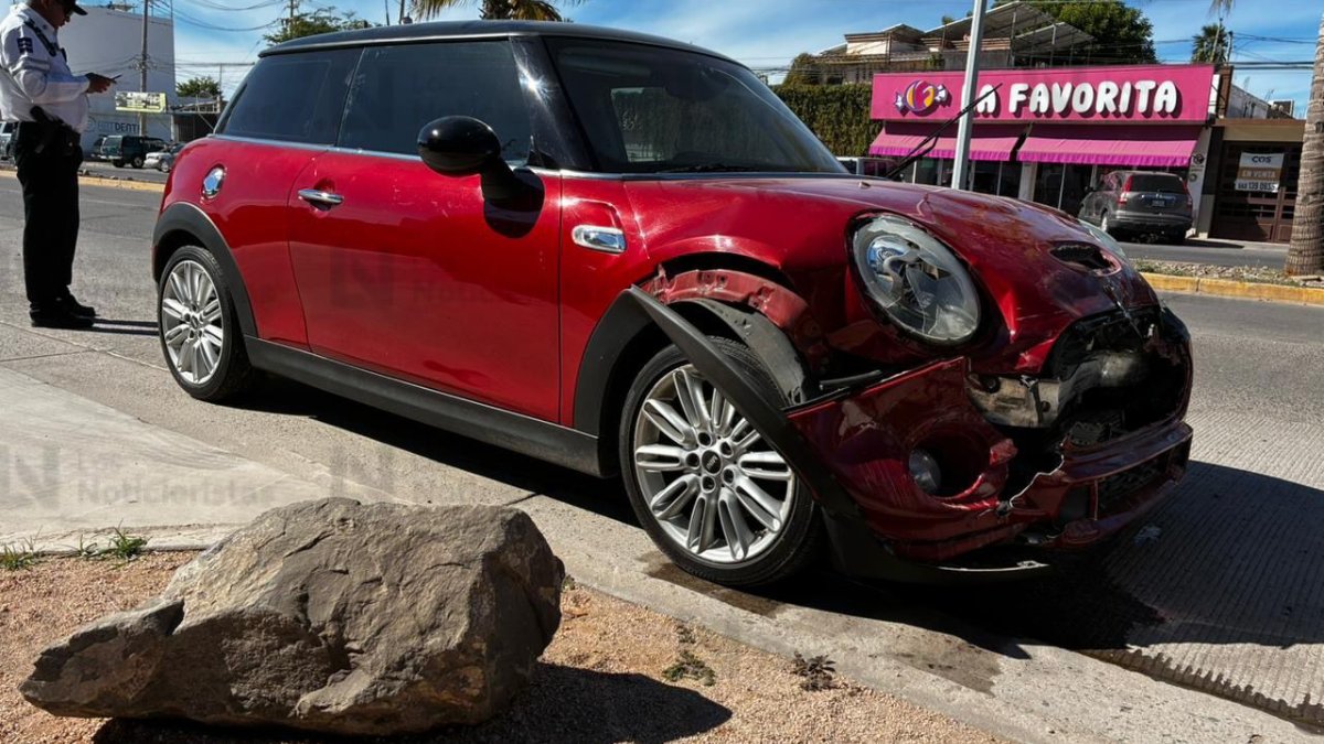 aparatoso accidente entre dos vehiculos en los mochis percance