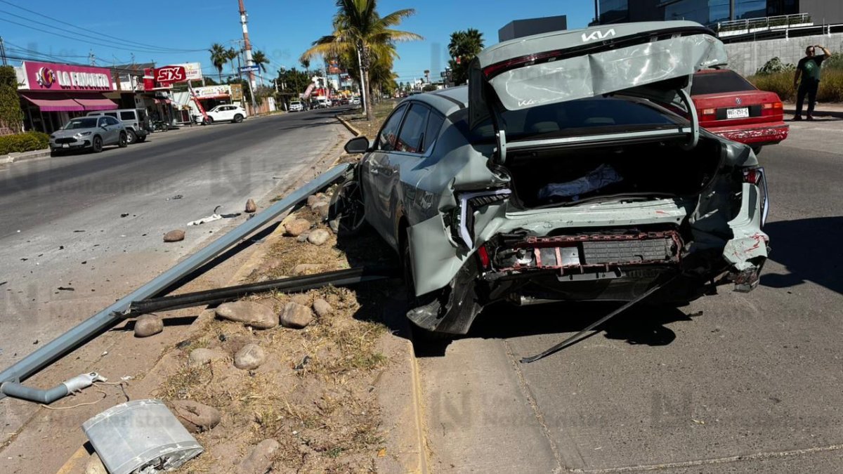aparatoso accidente entre dos vehiculos en los mochis sin