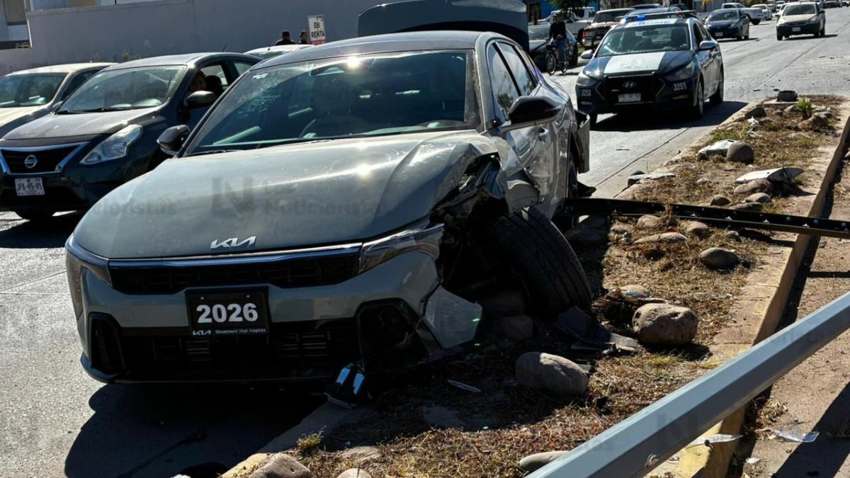 aparatoso accidente entre dos vehiculos en los mochis